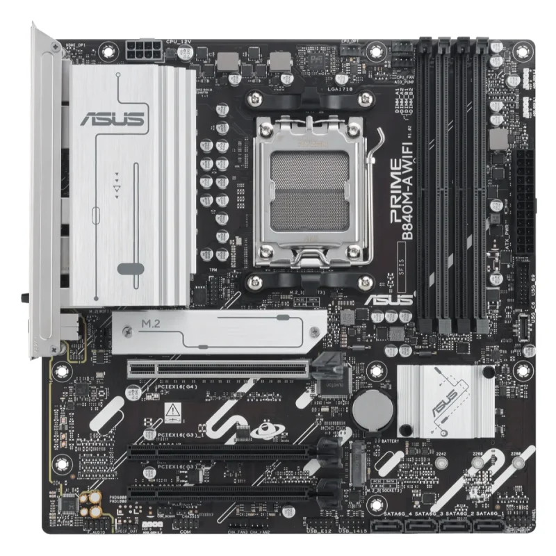 Detalle en antenas WiFi y ranuras PCIe